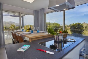 Villa - 5 sovrum | Eget kök | Stort kylskåp, mikrovågsugn, ugn och spishäll