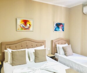 Comfort driepersoonskamer | Een strijkplank/strijkijzer, gratis wifi, beddengoed