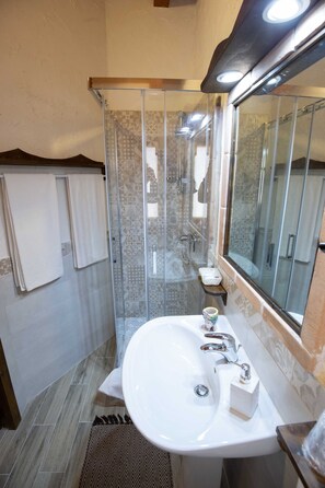 Doppel- oder Zweibettzimmer (5) | Badezimmer | Dusche, Regendusche, kostenlose Toilettenartikel, Haartrockner