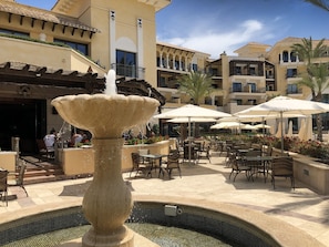 Outdoor dining - Spacious 3-bed, 2-bath apartment with balcony, frontline golf and lake views (Torre-Pacheco)