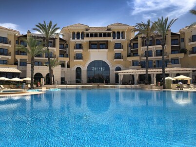 Stunning 3-bed, 2-bath apartment with large balcony terrace & lake view