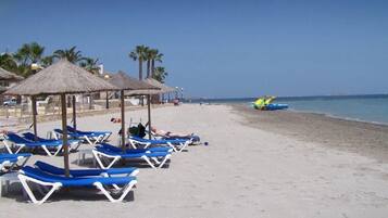 Ligstoelen aan het strand