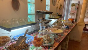 Una mesa de buffet con diferentes opciones de comida y utensilios para servir.