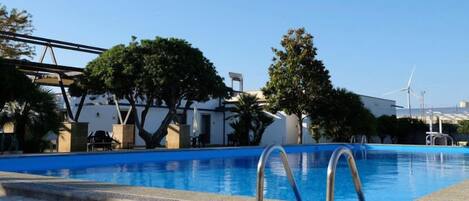 Una piscina al aire libre de temporada