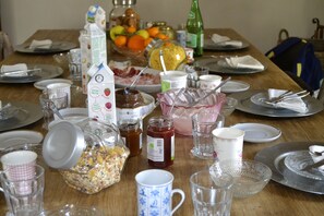 Frukostbuffé varje dag (EUR 10 per person)