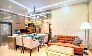 Suite Affaires, 1 chambre | Coin séjour | TV connectée