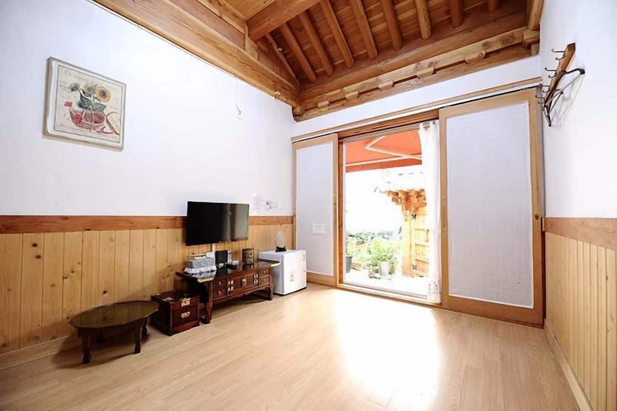 Traditional Room (Chil-Seok) | Blackout drapes, soundproofing, free WiFi