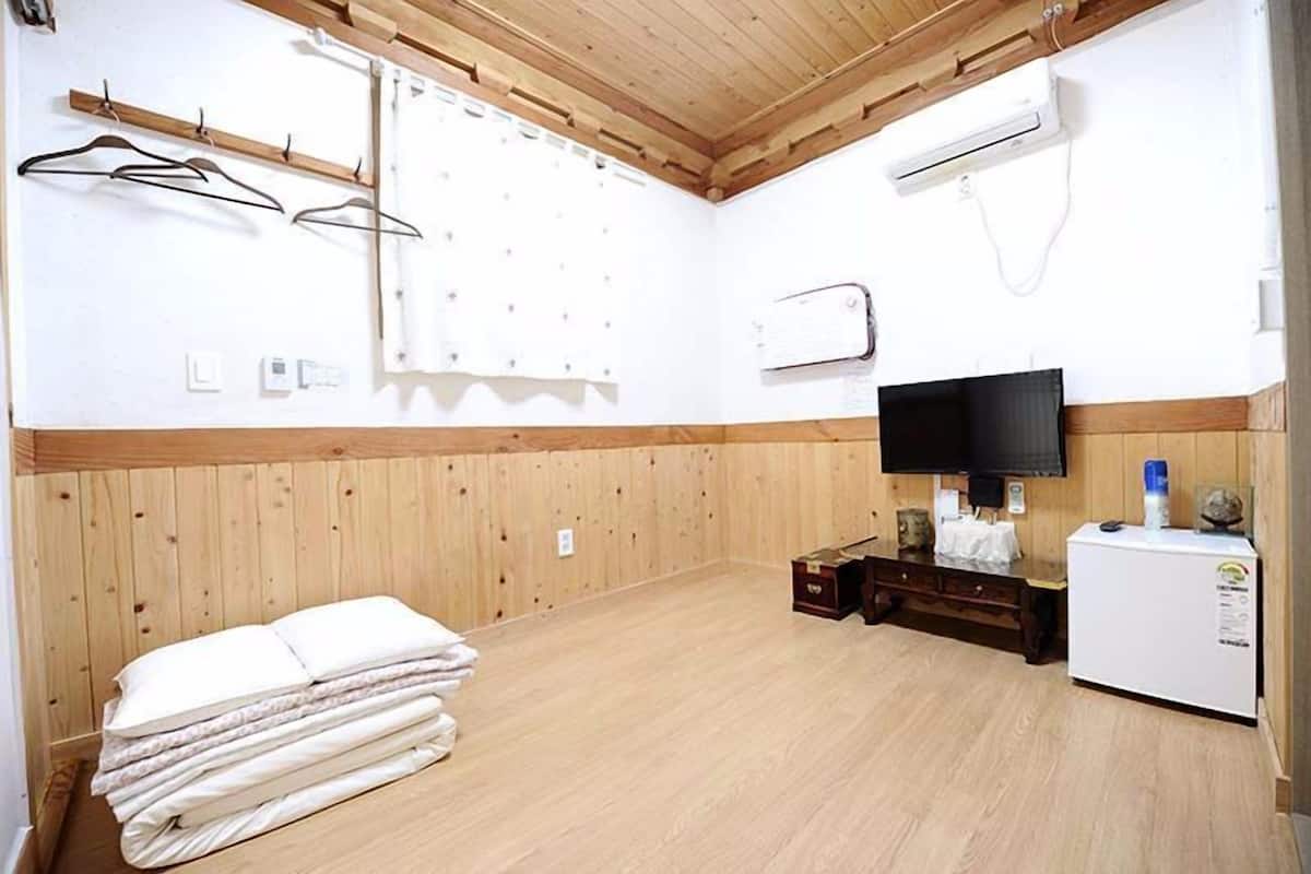 Traditional Room (Oh-Jak-Kyo) | Blackout drapes, soundproofing, free WiFi