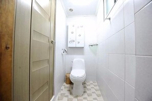 Traditional Room (Book-Doo-Chil-Sung) | Bathroom | Shower, hair dryer, towels, soap - Star Rest Hanok (Jeonju)