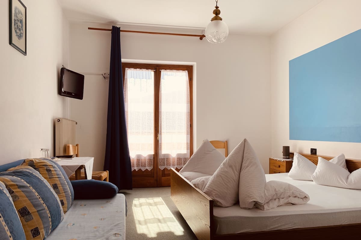 Camera Classic | Una scrivania, lenzuola