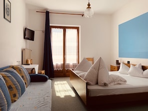 Camera Classic | Una scrivania, lenzuola