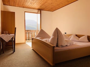 Singola Basic | Una scrivania, lenzuola