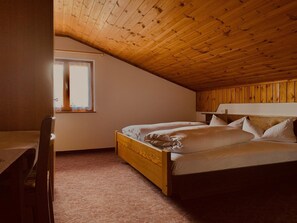 Desk, bed sheets - Laugen Cafe Pizza BB (Senale San Felice)