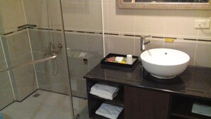 Triple Room | Bathroom | Separate bathtub and shower, jetted bath, free toiletries, hair dryer - Alexander Motel (Kaohsiung)