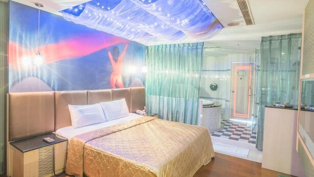 Suite Deluxe | Escritorio, wifi gratis, ropa de cama