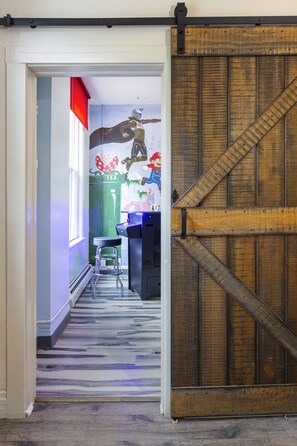 Game room - Jurassic Pok at The Ore House Inn (New Castle)