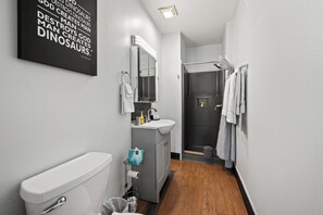 Ducha, secador de pelo, toallas y jabón