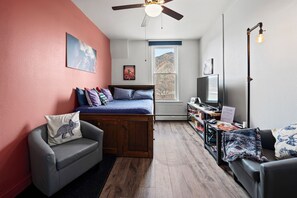 1 bedroom, iron/ironing board, free WiFi, bed sheets - Jurassic Pok at The Ore House Inn (New Castle)