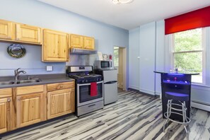 Frigorífico, microondas, horno y placa de cocina