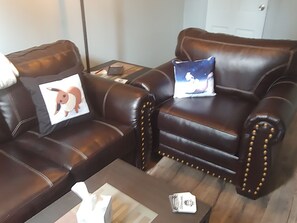 Una Smart TV, una consola de videojuegos, un reproductor de DVD