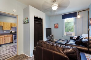 Smart TV, video-game console, DVD player, video library - Jurassic Pok at The Ore House Inn (New Castle)