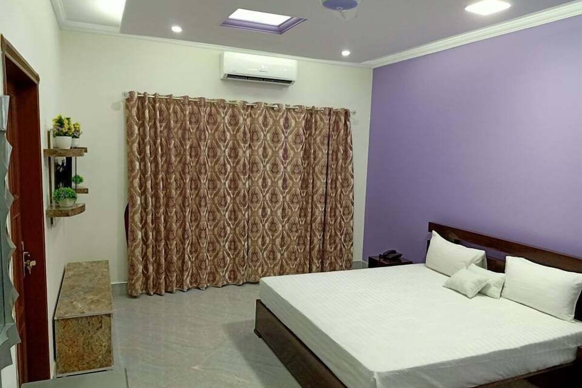 Executive Double Room | 1 bedroom, rollaway beds (surcharge), WiFi (free)