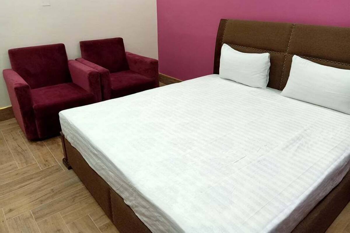 Deluxe Single Room | 1 bedroom, rollaway beds (surcharge), WiFi (free)