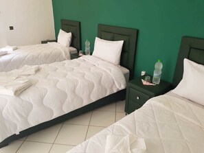 Quarto triplo | Escrivaninha, cortinas blackout, ferros/tábuas de passar roupa
