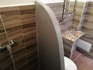 Quarto casal standard | Banheiro | Chuveiro, toalhas de banho, sabonete, shampoo