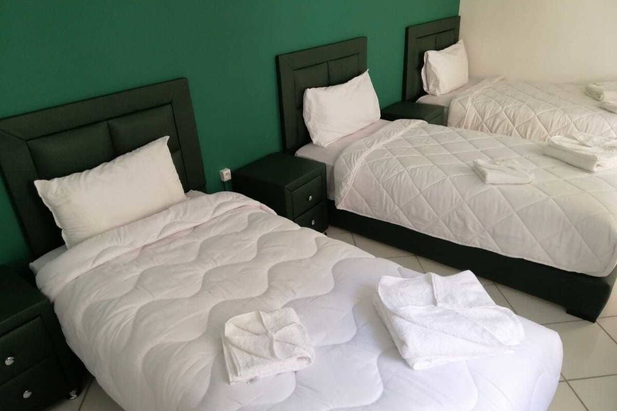 Quarto triplo | Escrivaninha, cortinas blackout, ferros/tábuas de passar roupa