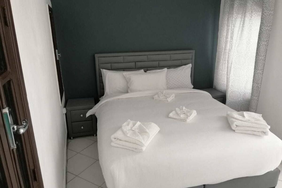 Quarto casal standard | Escrivaninha, cortinas blackout, ferros/tábuas de passar roupa