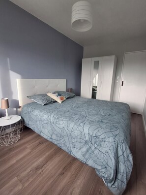 1 bedroom, iron/ironing board, free WiFi, bed sheets - Beautiful apartment F2- 50 meters from the beach with balcony -Juno beach (Courseulles-sur-Mer)