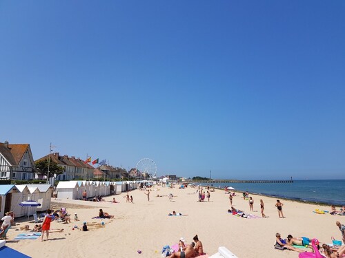 Beautiful apartment F2- 50 meters from the beach with balcony -Juno beach