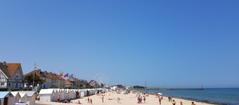 Beautiful apartment F2- 50 meters from the beach with balcony -Juno beach