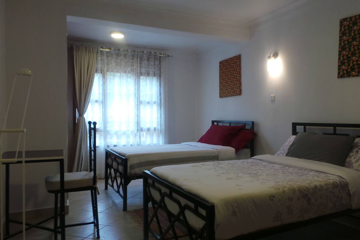 Chambre de base double ou avec lits jumeaux, salle de bains commune | Literie de qualité, coffre-fort