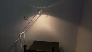 Habitación básica con 1 cama matrimonial o 2 individuales, baño compartido | Ropa de cama de alta calidad y caja de seguridad en la habitación 