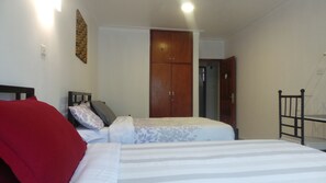 Habitació doble o amb dos llits individuals bàsica, bany compartit | Roba de llit d'alta qualitat i caixa forta a l'habitació