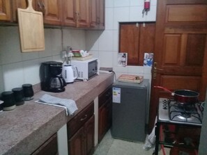 Refrigerador, microondas y utensilios de cocina 