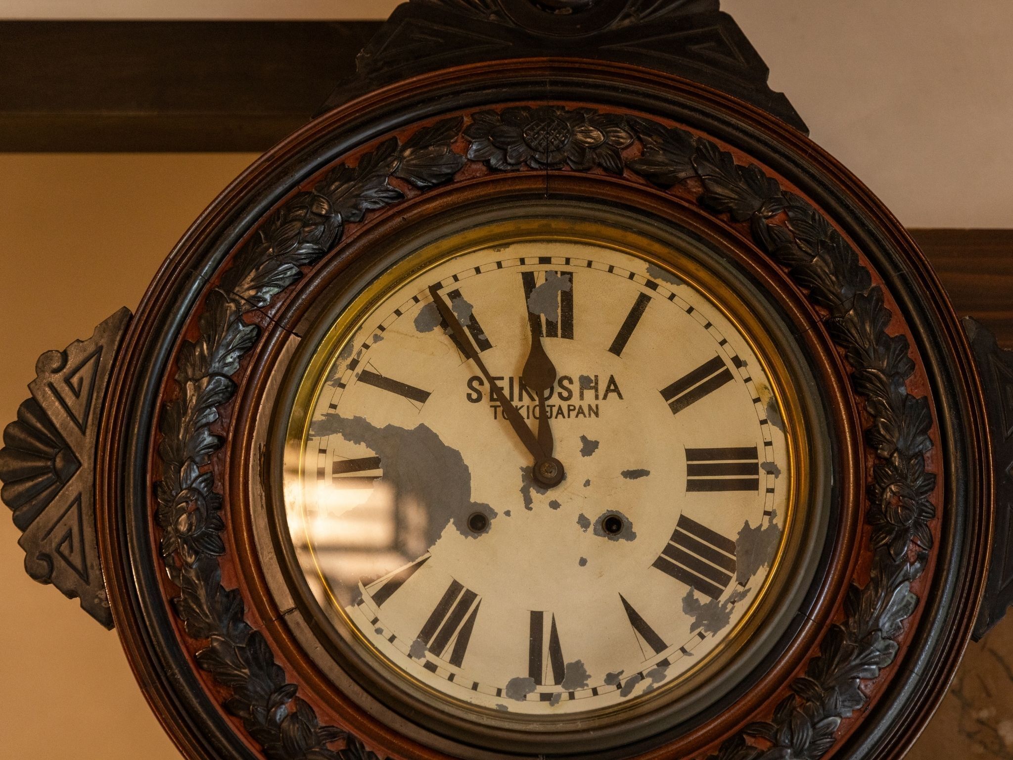 A clock with Roman numerals and the brand name 'SEIRISHA TOKIKIJAPAN' on its face.