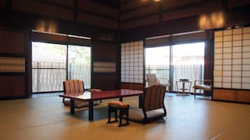 经典客房, 无烟房, 私人浴室 | 客房内保险箱、遮光窗帘、熨斗/熨板、免费 WiFi