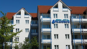 A multi-story hotel with balconies and a sign that reads "Strandruh." - Haus Strandruh (Binz)
