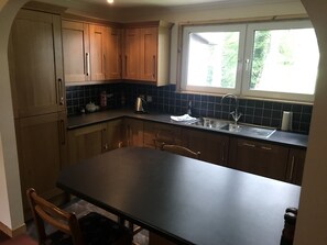 Casa de campo estándar | Cocina privada | Refrigerador con congelador, microondas, horno y parrilla de estufa 