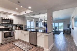 ثلاجة، ميكروويف، فرن، موقد طهي مسطح