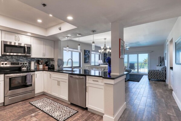 KĂŒhlschrank, Mikrowelle, Ofen, Herdplatte