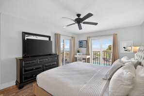 3 makuuhuonetta, työpöytä, silitysrauta/-lauta, vauvan matkasänky