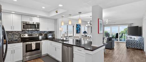 Frigorífico, microondas, horno y placa de cocina