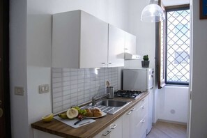 Réfrigérateur, four à micro-ondes, surface de cuisson, cafetière-théière