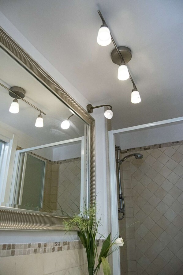 Douche, bidet, serviettes fournies, savon