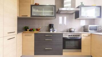 Jääkaappi, uuni, astianpesukone, keittoastiat/astiat/ruokailuvälineet