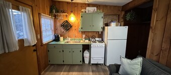Cozy Cottage -Dock/Lake Access on Lake Winni 1 Bdrm/1Bath in downtown Meredith